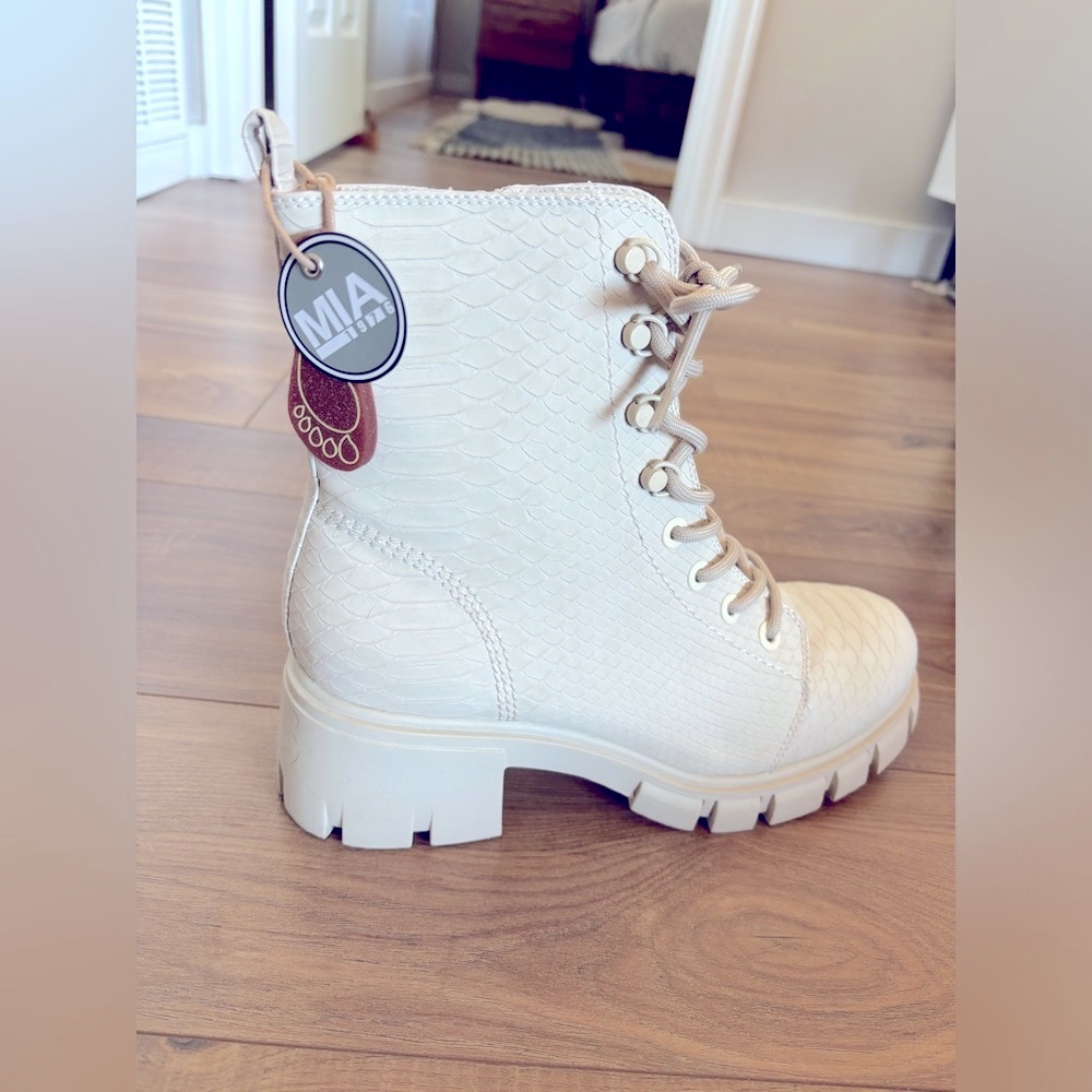 Mia Lug Sole Boots, women’s size 10M, NWT, MH1103 Mila IVR Python